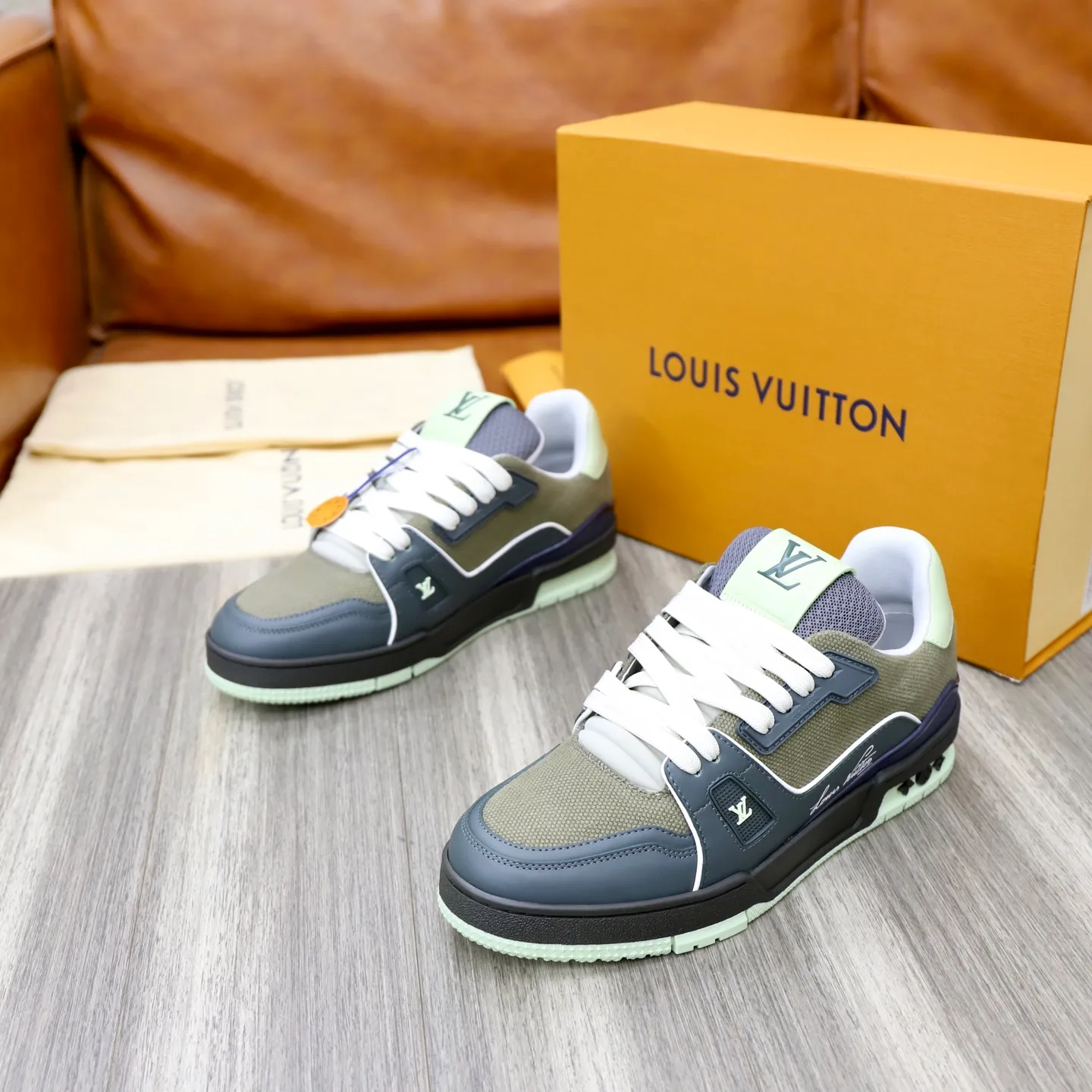 Ex-factory price: 780💰Original development, quality shipping, welcome to compare ❥❥❥❥❥❥LV sneaker series LV Trainer Maxi sneakers introduce the loose silhouette of the ready-to-wear series into the LV Trainer sneaker design written by Virgil Abloh, making an eye-catching appearance in the spring and summer men's wear shows. The cow leather upper is combined with rough fabric laces, and colorful beading highlights the brand's classic elements. LV letters mark the tongue and Monogram floral outsole. Mixed materials Made of first-layer cowhide, wrapped in imported custom-printed denim, thick shoelace design, large Monogram print on the side, "lv 54" badges on the tongue and heel, rubber outsole decorated with Monogram flowers, mesh lining and cotton feet, the comfort is as extreme as ever, premium heritage, quality first, worth owning! Size: 35-40 for women, 39-44 for men (custom-made sizes 38 and 45 are non-refundable)